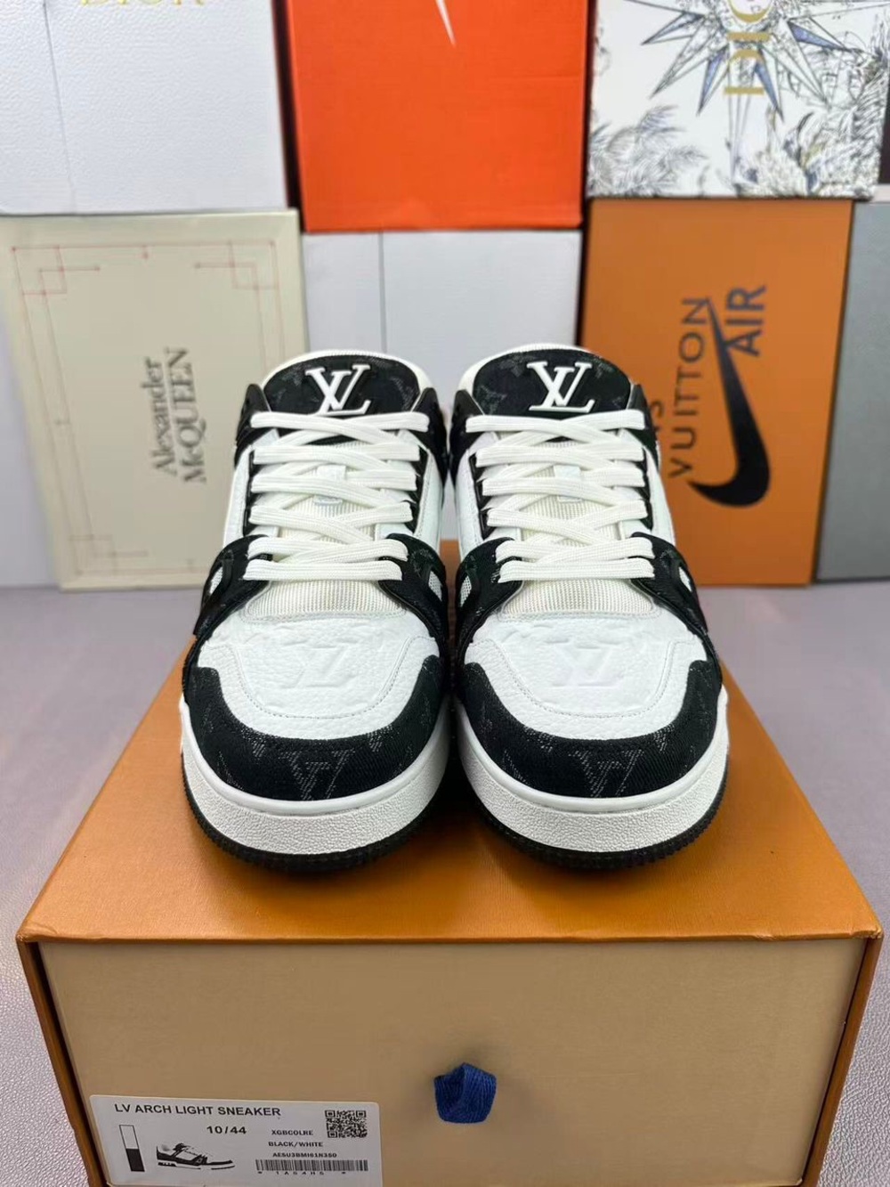 Louis Vuitton Black & White LV Arch Light Sneakers - Picture 5 of 9